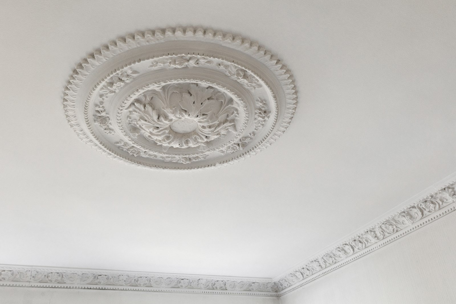 Dette er en klassisk leilighet med sjarmerende stukkaturer og gipsrosett i himling. Galleribilde