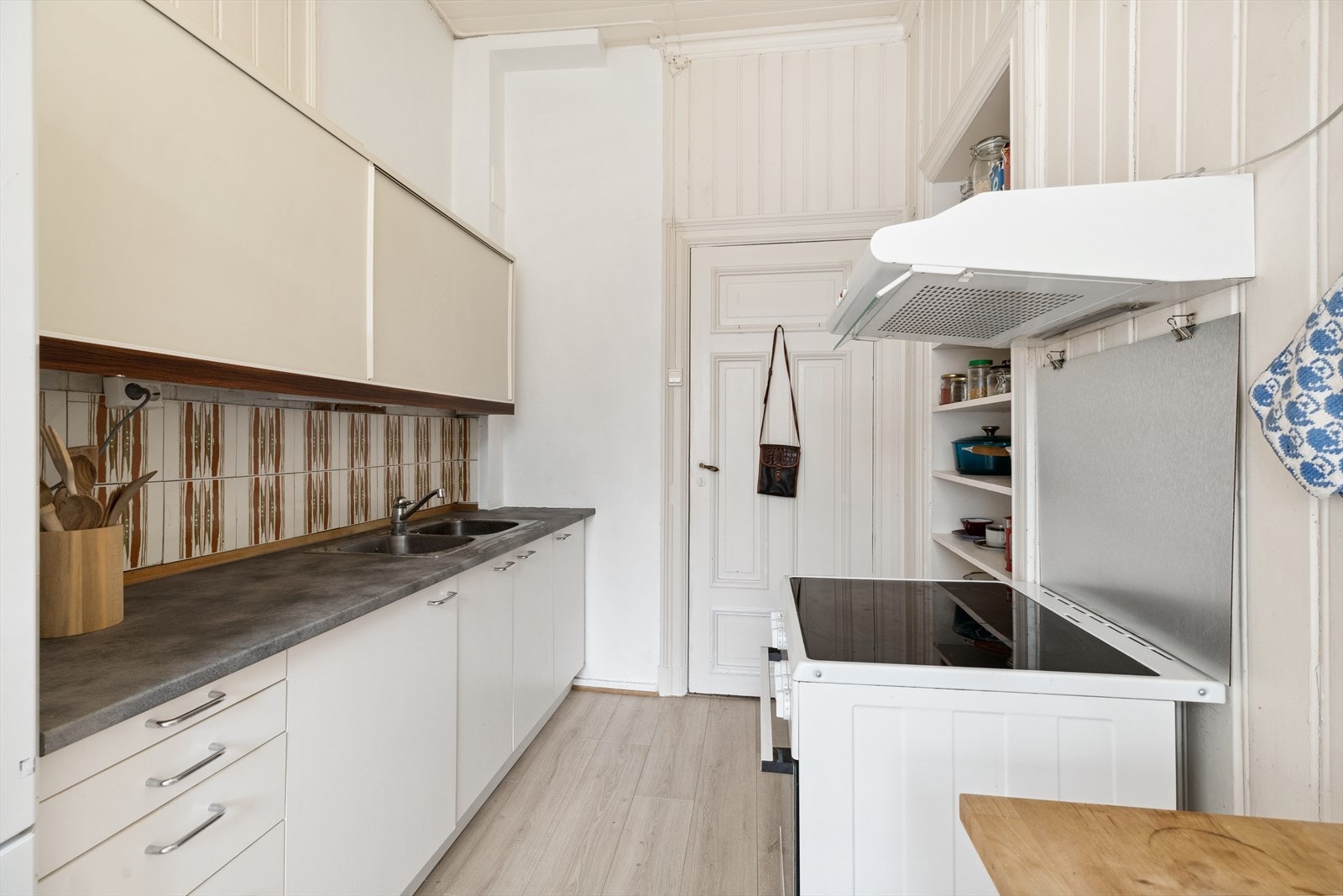 Det er plass til frittstående hvitevarer. Galleribilde