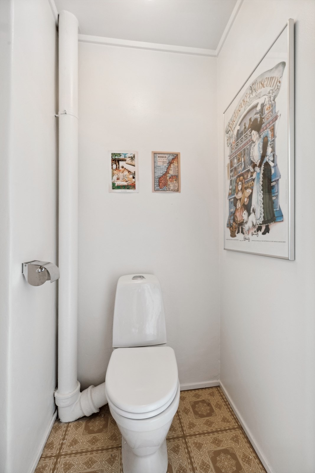 Separat toalettrom med gulvmontert wc. Galleribilde