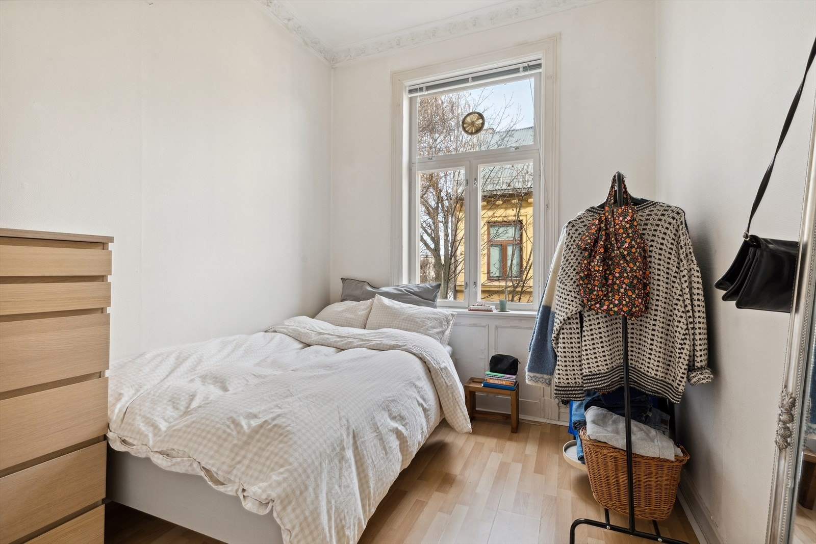 Soverommet har god plass til seng og oppbevaringsmøblement. Galleribilde