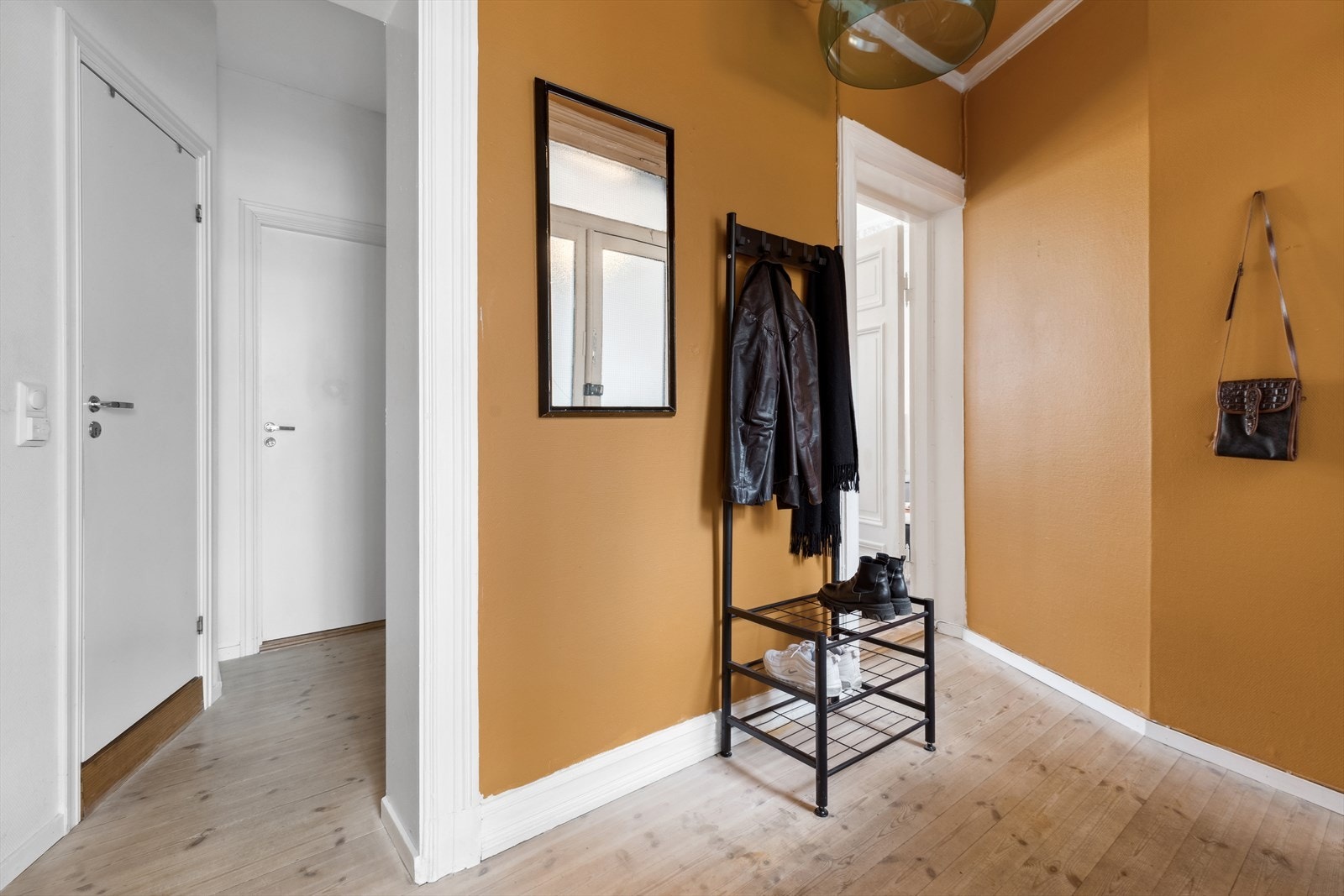 Innbydende entré med plass til oppbevaring av sko og yttertøy. Galleribilde