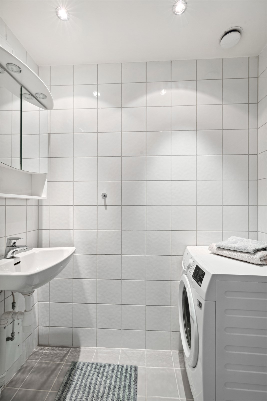 Flislagt baderom med varmekabler i gulvet og down-lights i himlingen. Galleribilde