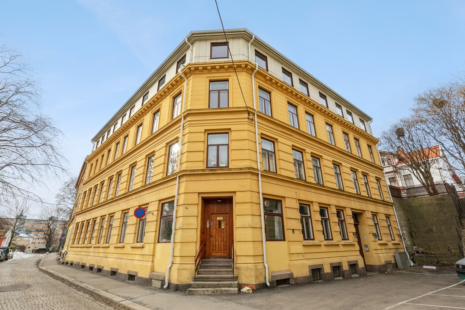 Leiligheten ligger i et veletablert og meget attraktivt boligområde på Homansbyen/Bislett, i Frogner bydel. Her bor man midt i mellom Bislett og Hegdehaugsveien/Bogstadveien, med alle fasiliteter i umiddelbar nærhet. Galleribilde