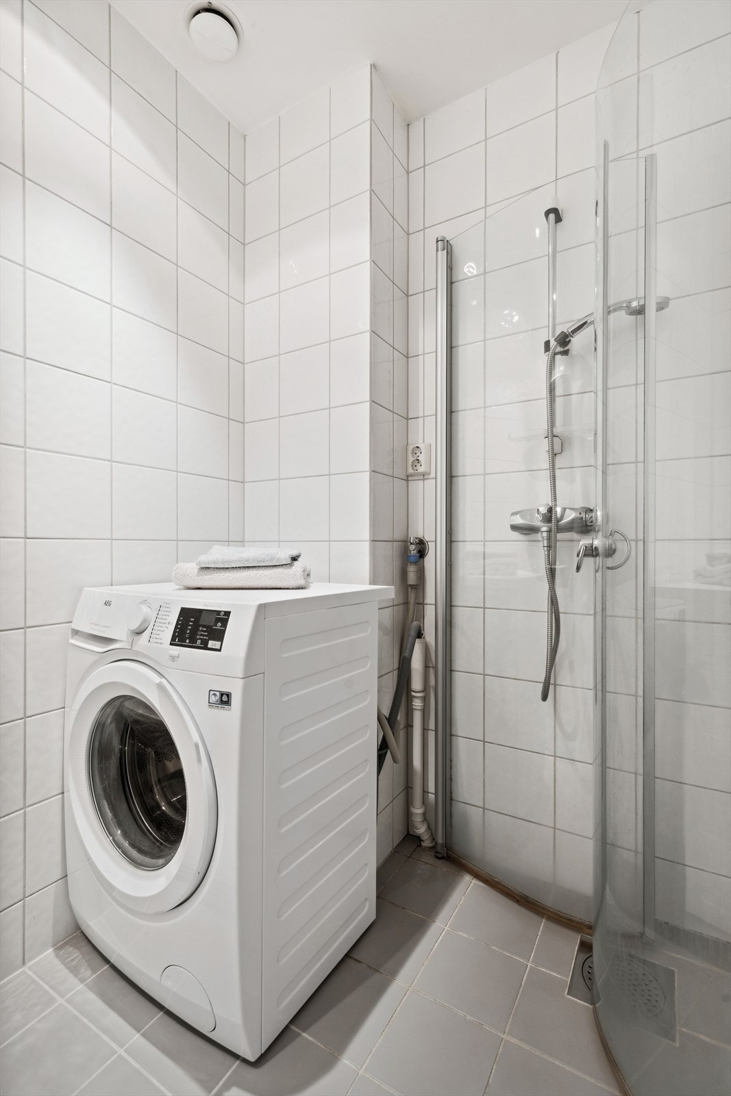 Dusj med innfellbare dusjvegger. Opplegg for vaskemaskin. Galleribilde