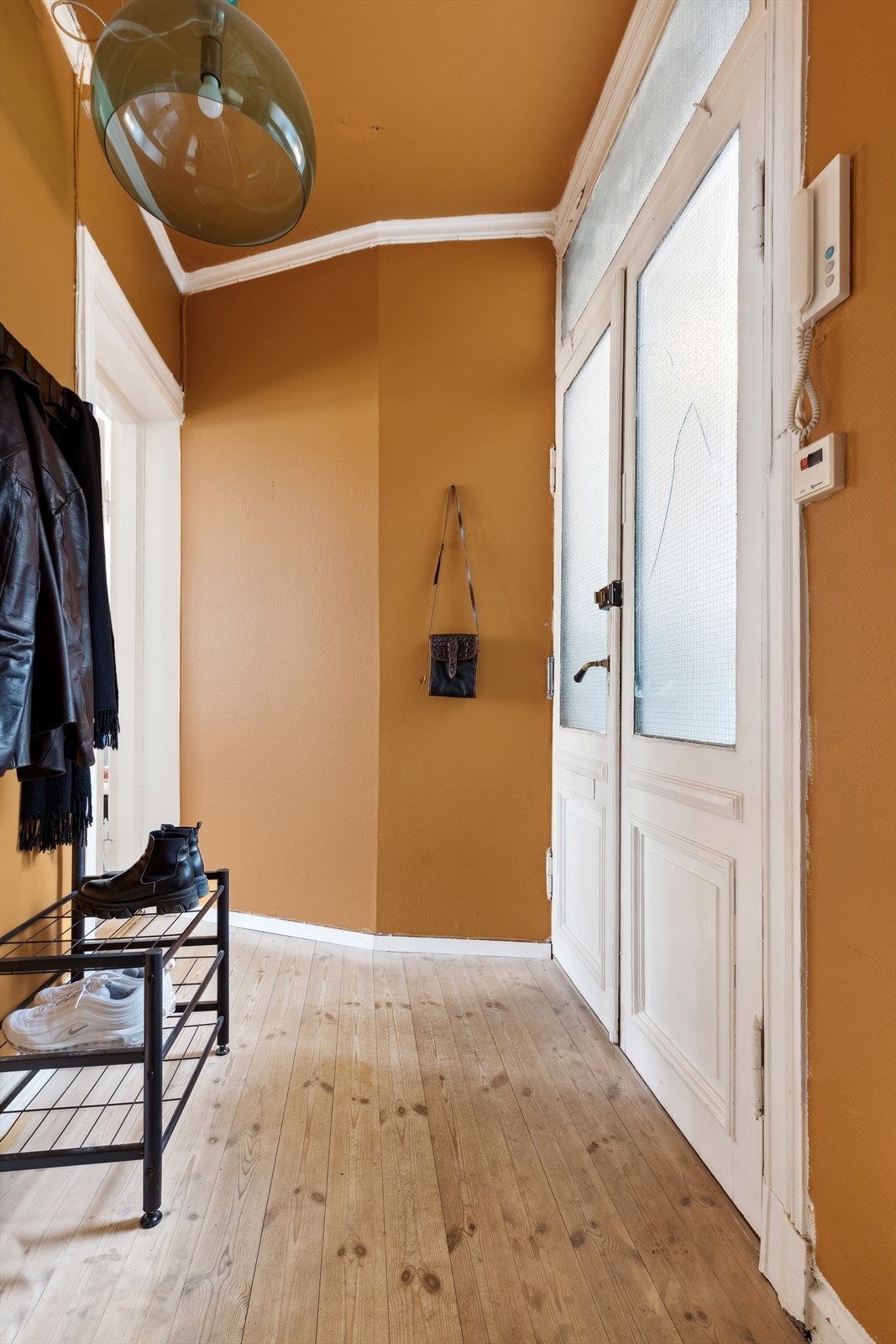 Det er calling-anlegg med fjernåpning av felles ytterdør. Galleribilde