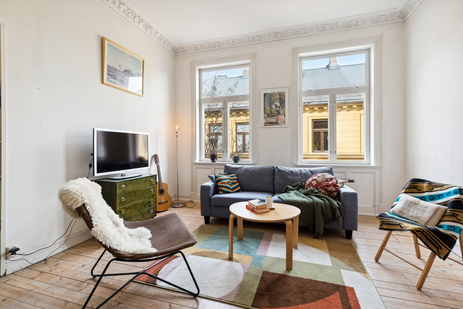 Romslig stue med god plass til sofagruppe, TV-møblement og øvrig ønsket møblement. Stuen har godt med naturlig lysinnslipp. Galleribilde