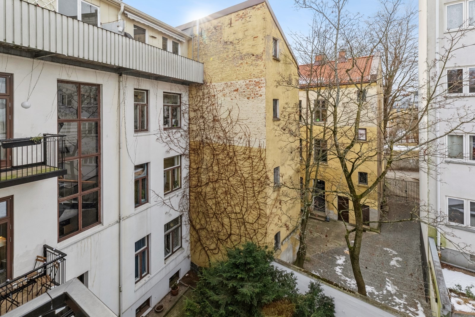 Utsikt fra balkongen. Balkongen vender inn mot fellesareal. Galleribilde