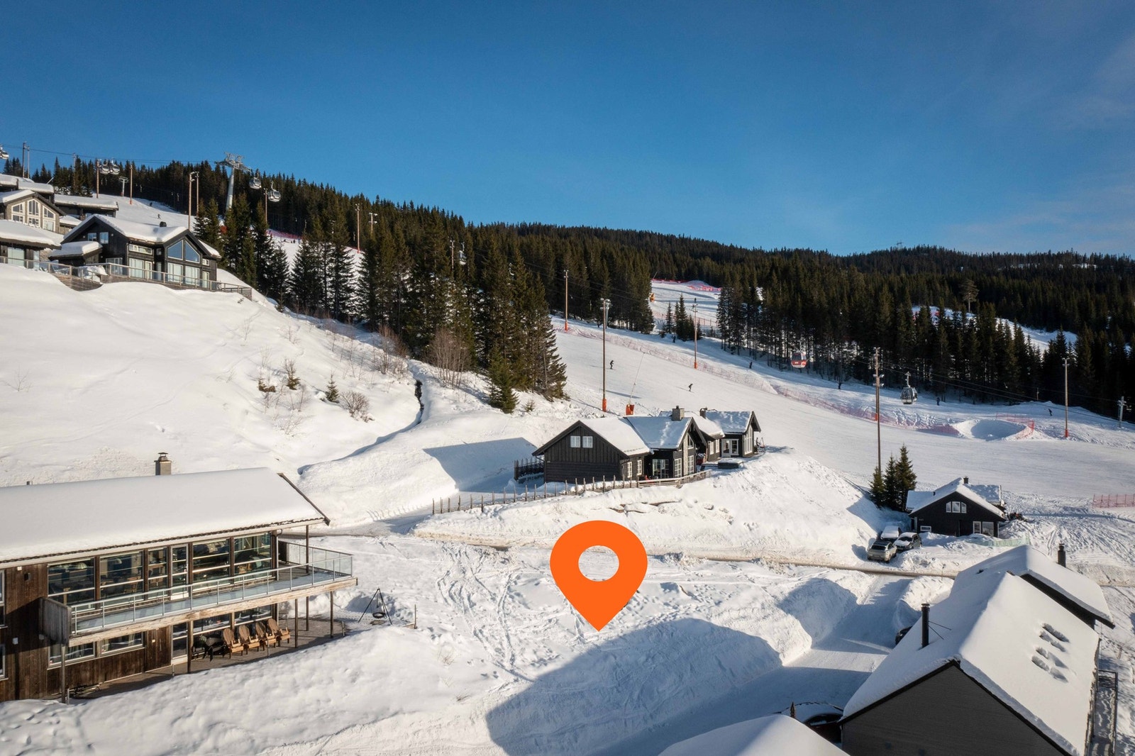 Tomta mot sørøst. Kjusløypa og gondolen sees i bakgrunnen. Galleribilde