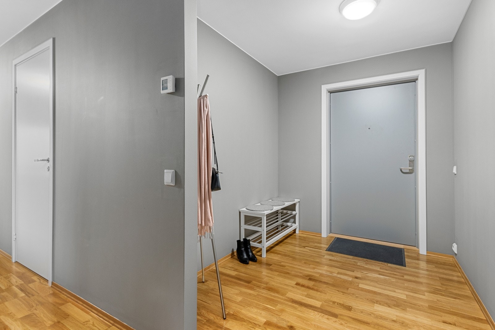 Velkommen inn! Romslig gang med god plass til klesavhenging. Galleribilde