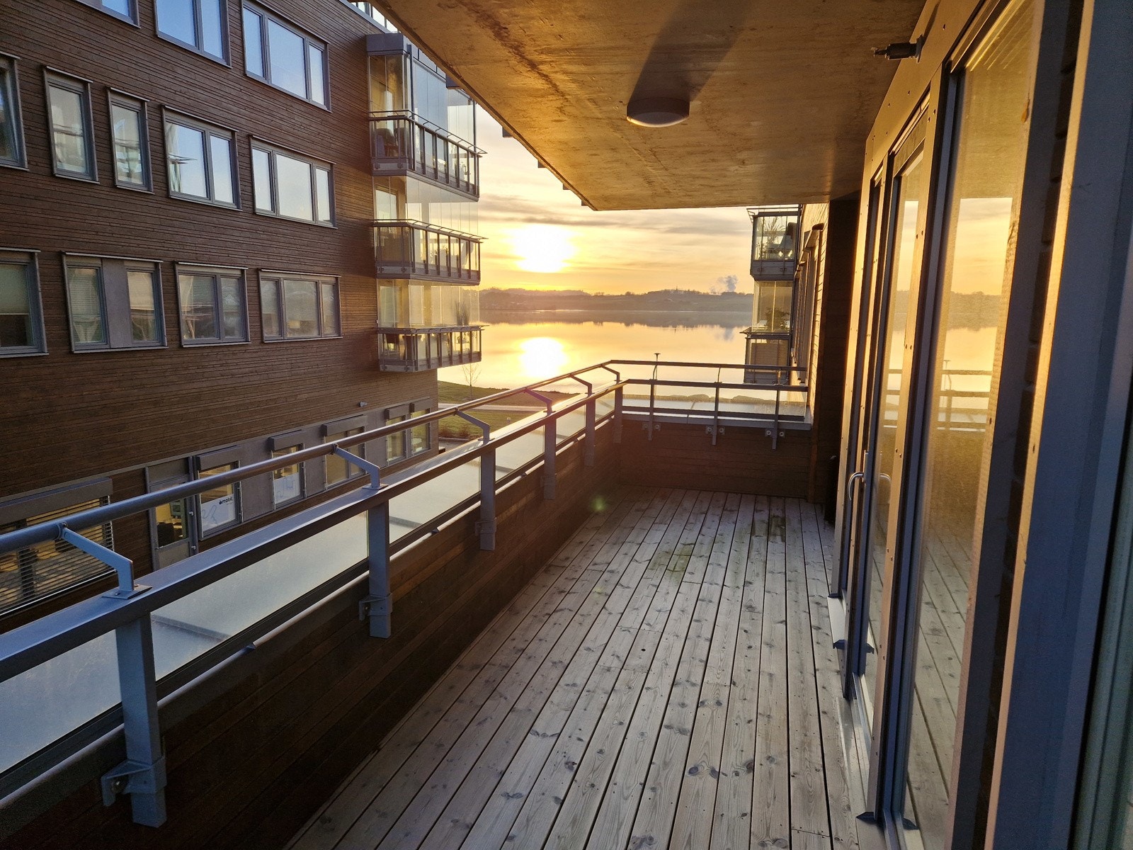 Store deler av terrassen er takoverbygd. Galleribilde