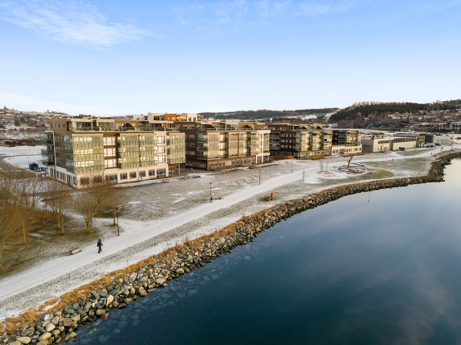 Den populære turstien mellom Magneten og Levanger sentrum går like forbi leilighetsbygget. Galleribilde