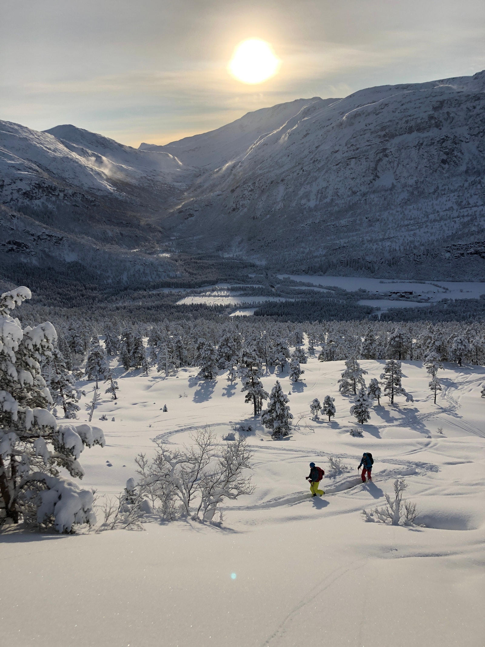 Området ved Kårvatn er ein av dei finaste plassane for topptur i Midt-Norge. Mulighet for å komme seg trygt ut uansett vær og føre Galleribilde