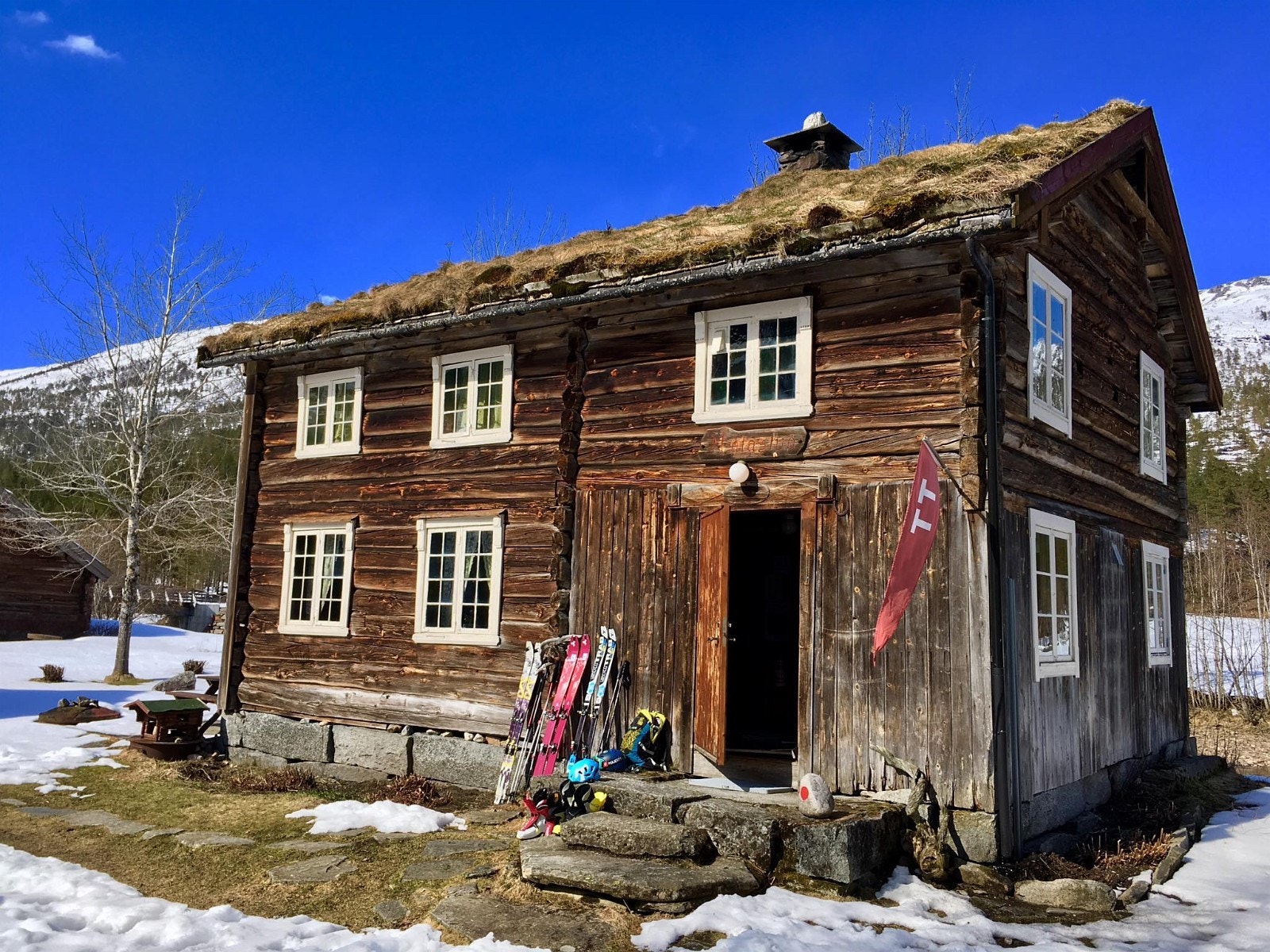 Overnattingshytta Målastuå er endel av Kårvatn fjellgård beliggende rett ved tomteområdet. Foto: Grunneier Galleribilde