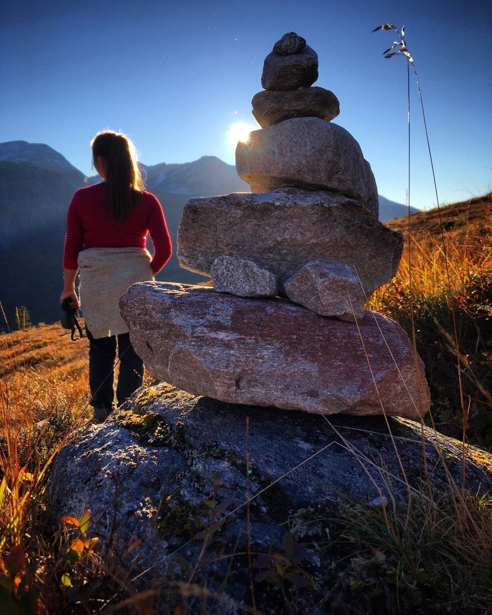 Høsten er en fin tid på Kårvatn. Her fra Naustådalen på toppen av lia hyttefeltet ligger i. Foto: Grunneier Galleribilde