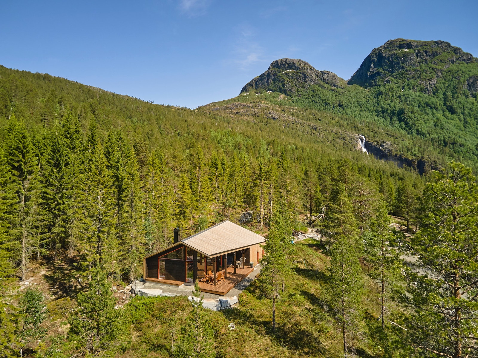 Rindalshytter har en visningshytte av modellen Gapahuk på Kårvatn. Foto: Lediard Foto AS Galleribilde