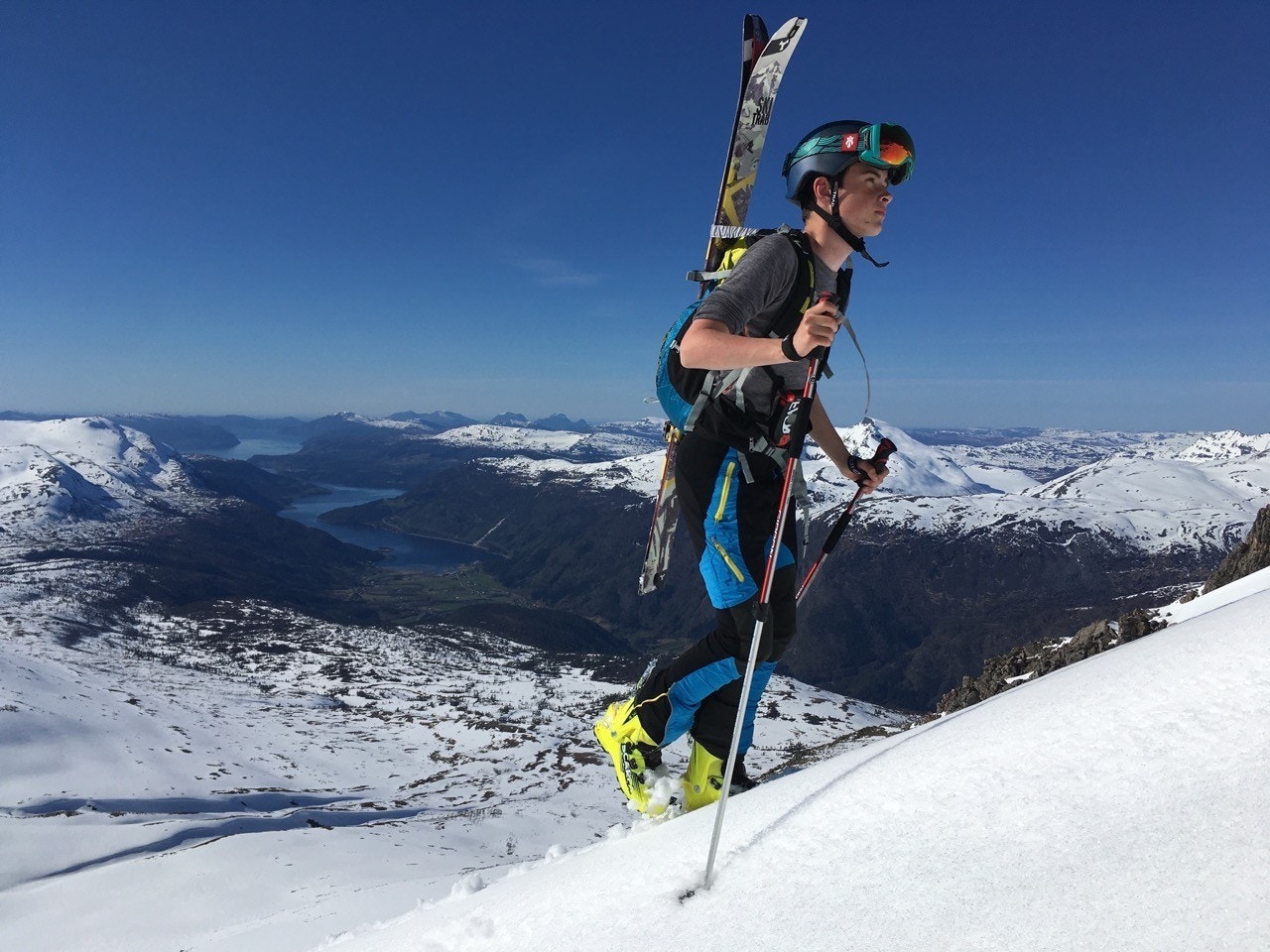 Nærområdet byr på eventyrlige toppturmuligheter. Her på tur opp Skjærdingfjellet med Todalsfjorden i bakgrunnen. Foto: Grunneier Galleribilde