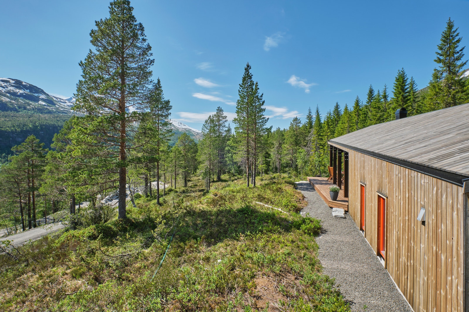 Rindalshytter har en visningshytte av modellen Gapahuk på Kårvatn. Foto: Lediard Foto AS Galleribilde