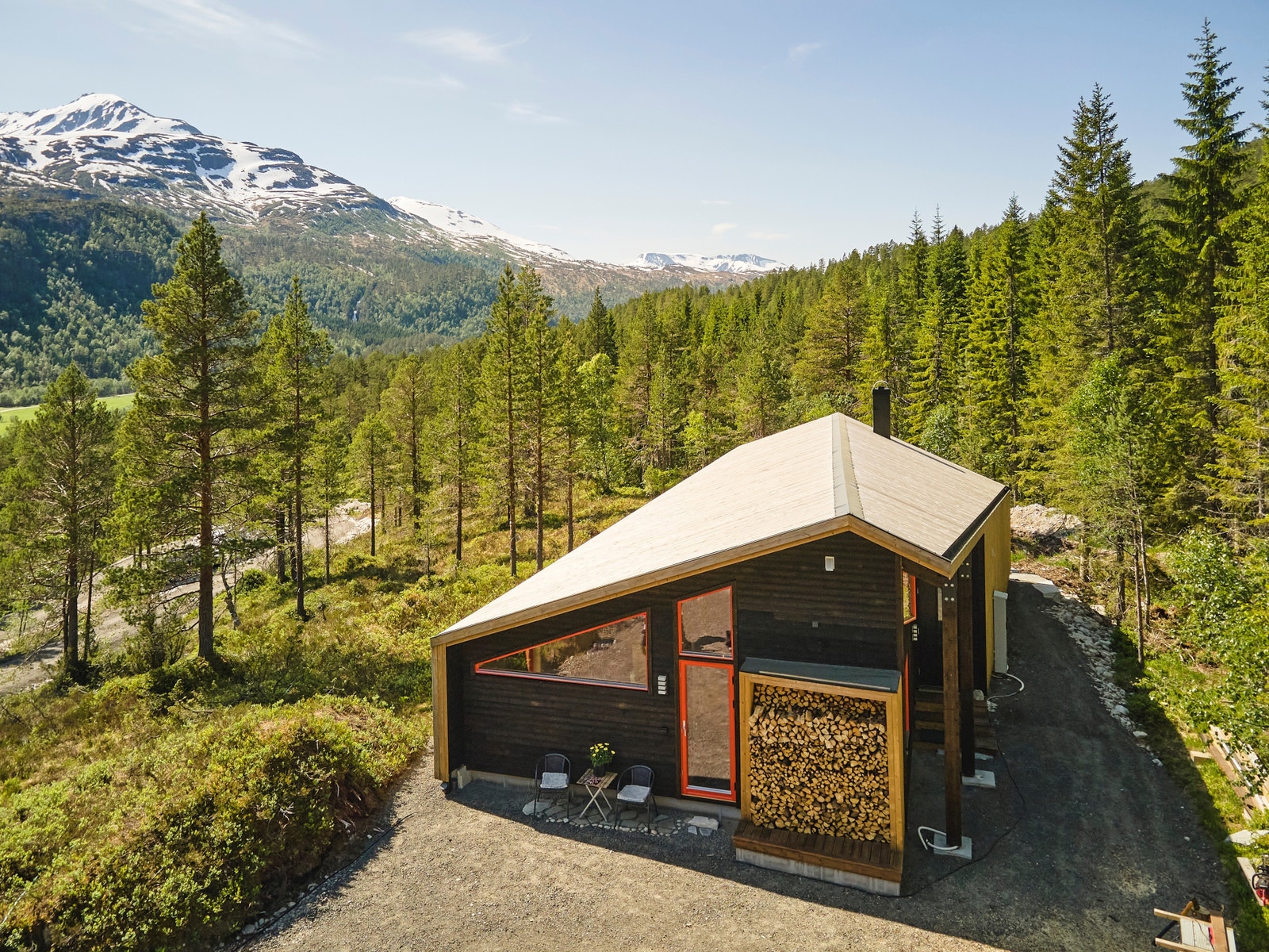 Rindalshytter har en visningshytte av modellen Gapahuk på Kårvatn. Foto: Lediard Foto AS Galleribilde