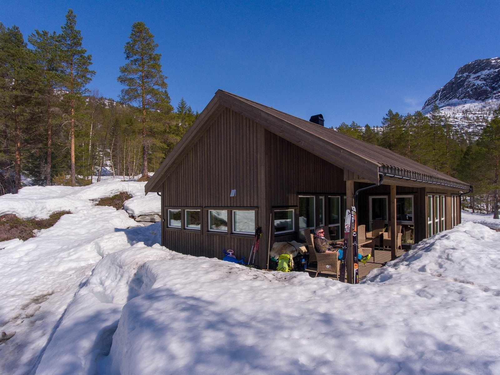Sola tar godt på fine dager i sørvendte Kårvatn hyttefelt Galleribilde