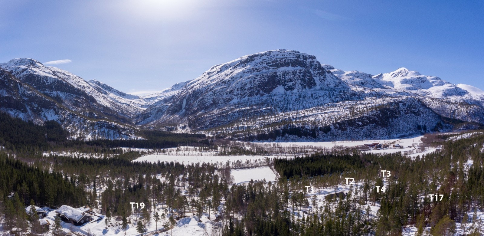 Her ser vi mot sør, sørøst. Tomtene ligger meget flott til i ei sørvendt li ved foten av Trollheimen Galleribilde