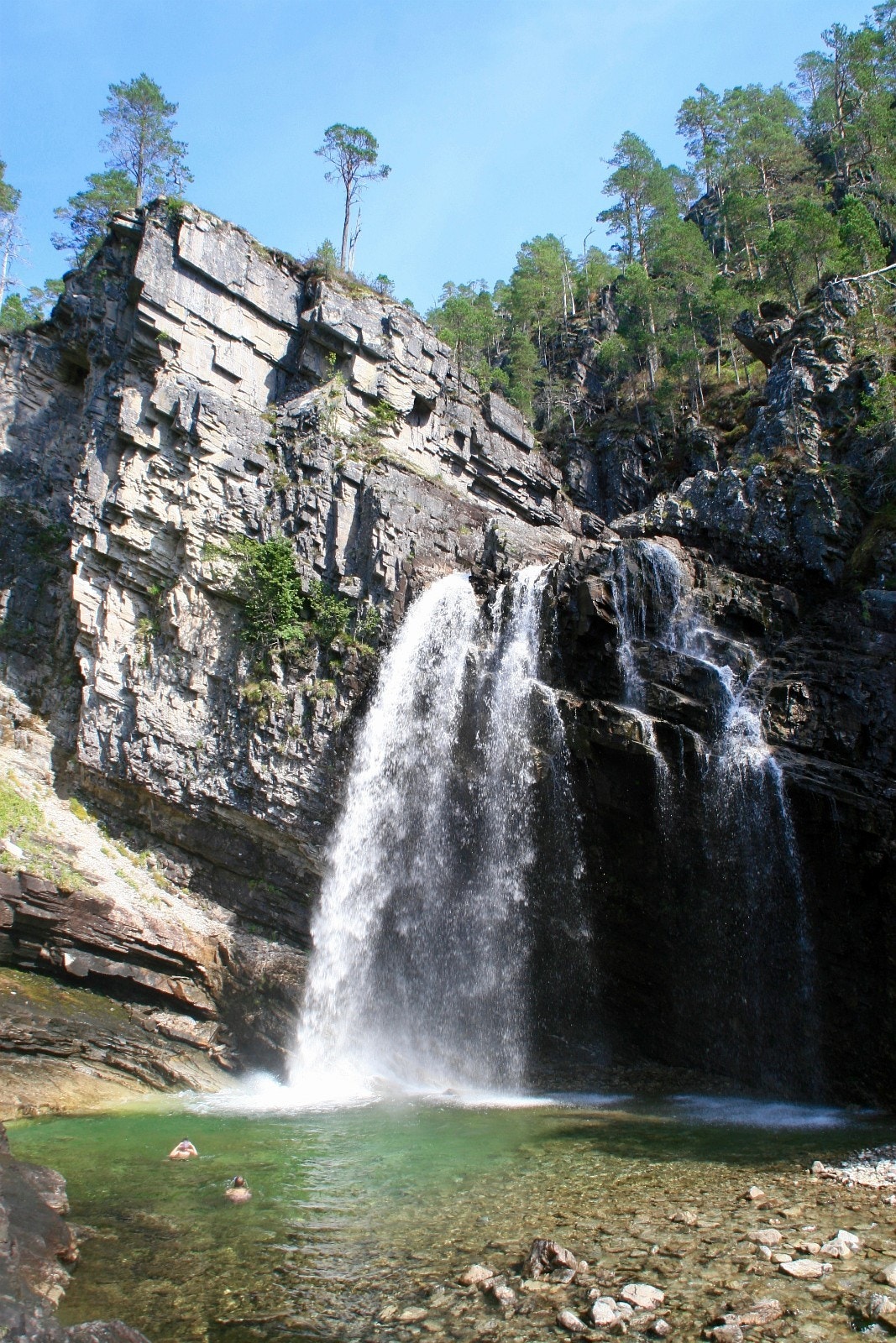Områdets mest besøkte turmål er den mektige Nauståfossen innerst i dalbunnen. Foto: Grunneier Galleribilde
