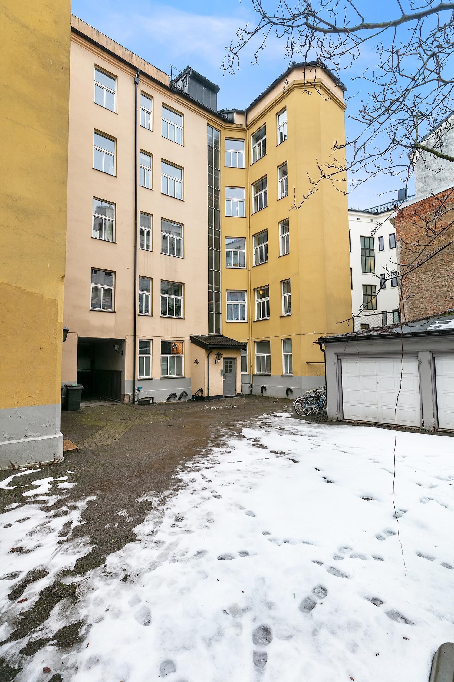 Bakgård Galleribilde