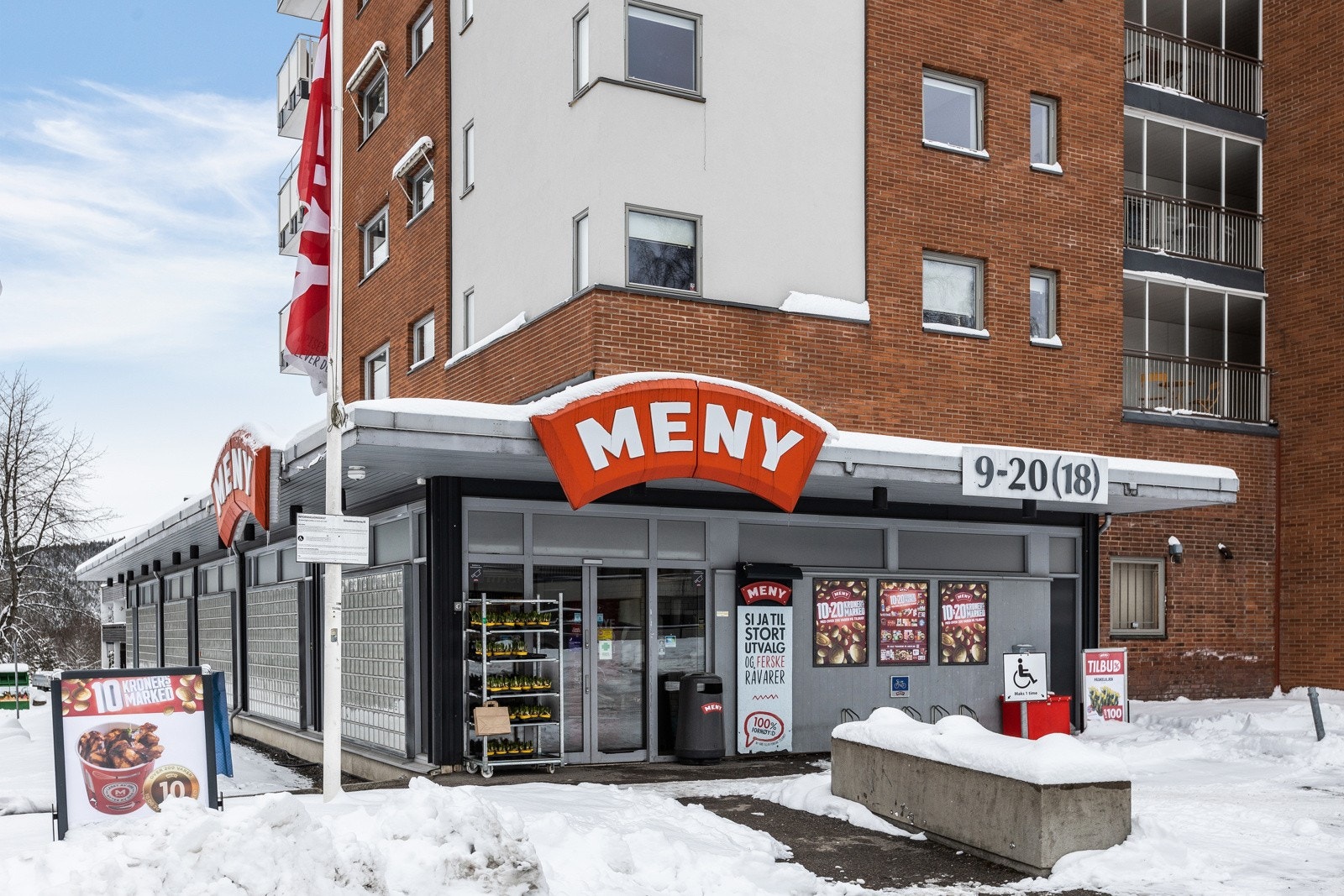 Dagligvare med ferskvaredisk på Meny som ligger rett over veien, Kiwi med postkontor ligger få minutter unna Galleribilde