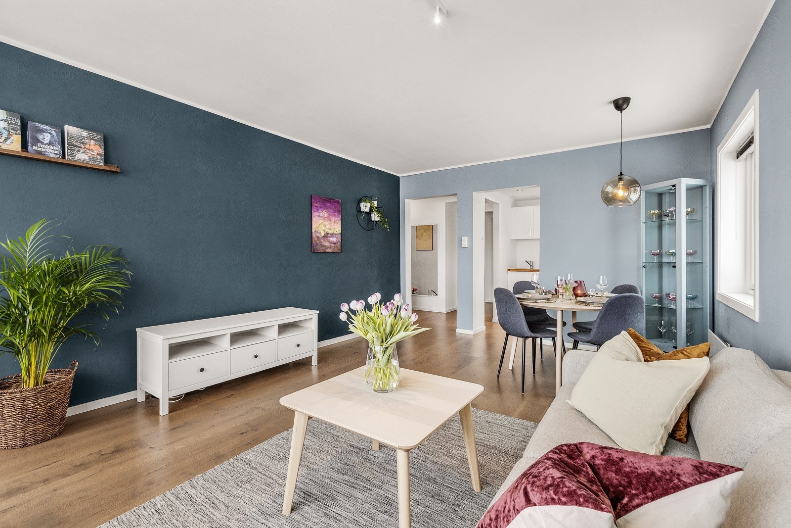 Boligens stue/allrom har naturlig plass for både stue og spise møblement. Galleribilde