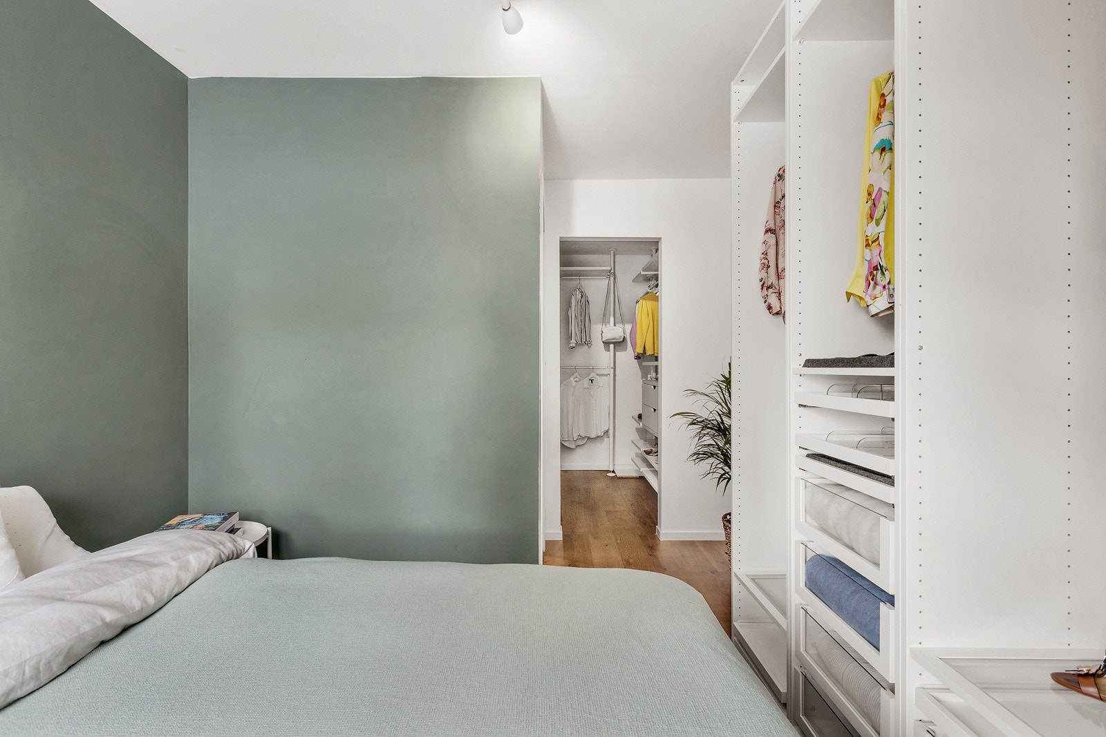 Direkte inngang fra soverom til omkledningsrom med god klesplass. Galleribilde