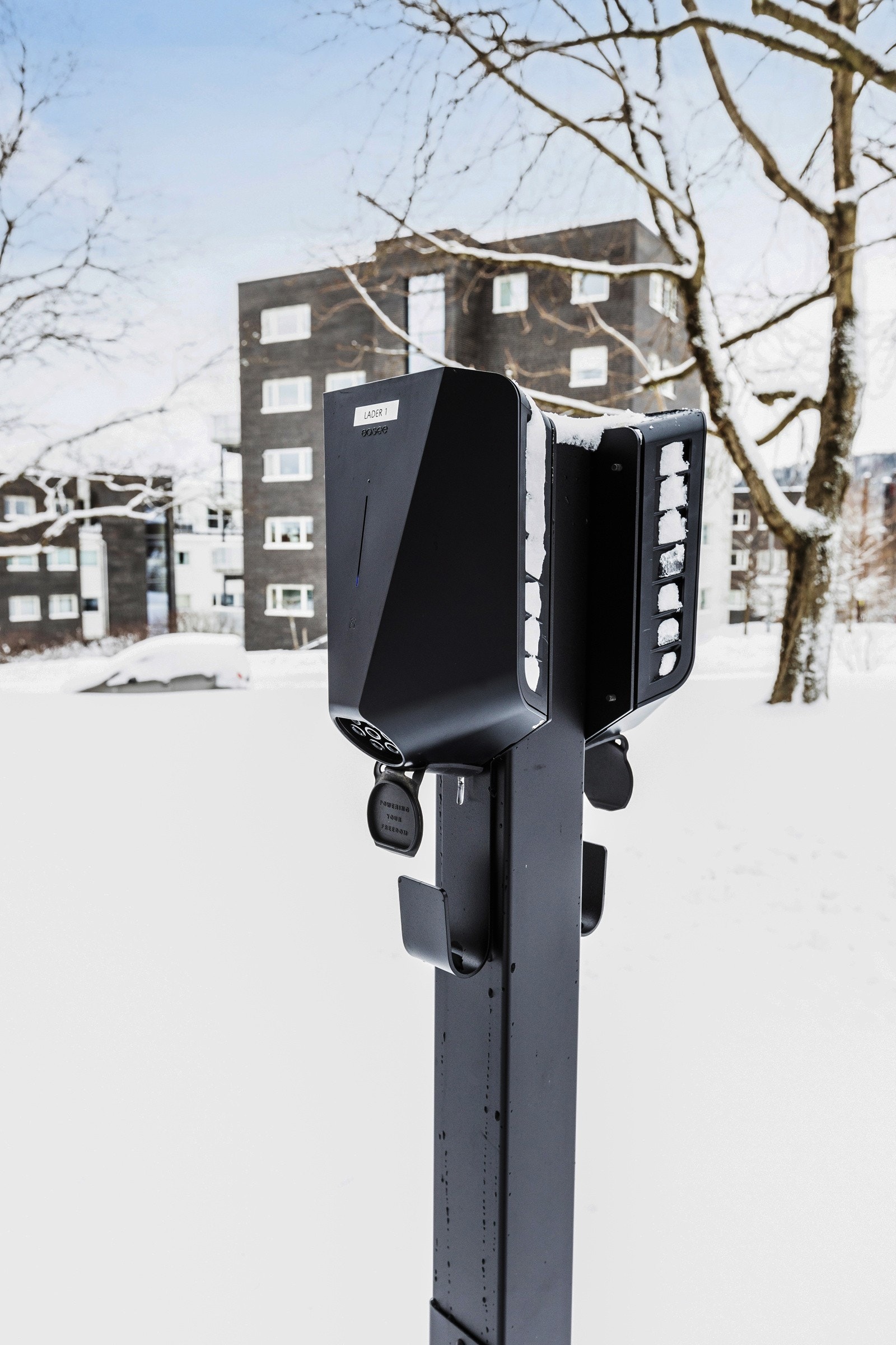 Det er satt opp ladere på borettslagets plasser Galleribilde