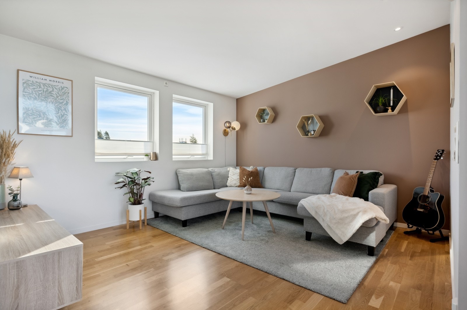 I 2.etasje blir du møtt av et flott rom bestående av både stue, spisestue og kjøkken i åpen løsning. Galleribilde