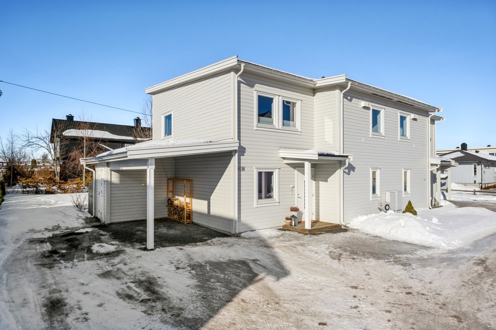 Ute finner du flere fine uteplasser, carport og utvendig bod. Solrik og pent opparbeidet uteområde. Galleribilde