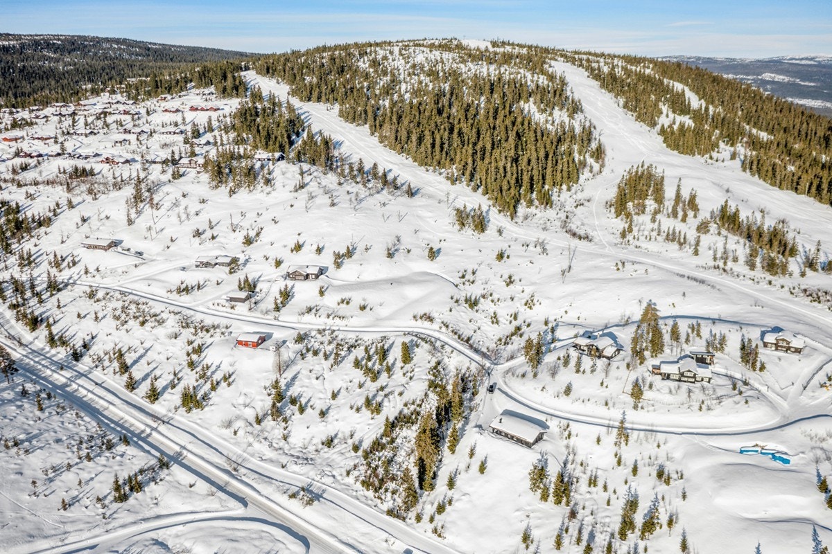 Tomten ligger i populære Birkenåsen, med umiddelbar nærhet til skiløyper i Birkebeinerriket, og ca. kun 200m til alpinbakken. Her er det familievennlig, og et eldorado av fine natur- fjell- og jaktområder. Galleribilde