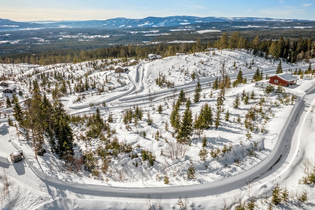 Stor og solrik hyttetomt på ca. 3 275m² med fin utsikt. Rett ved alpinbakken og flotte skiløyper i Birkebeinerriket! Galleribilde