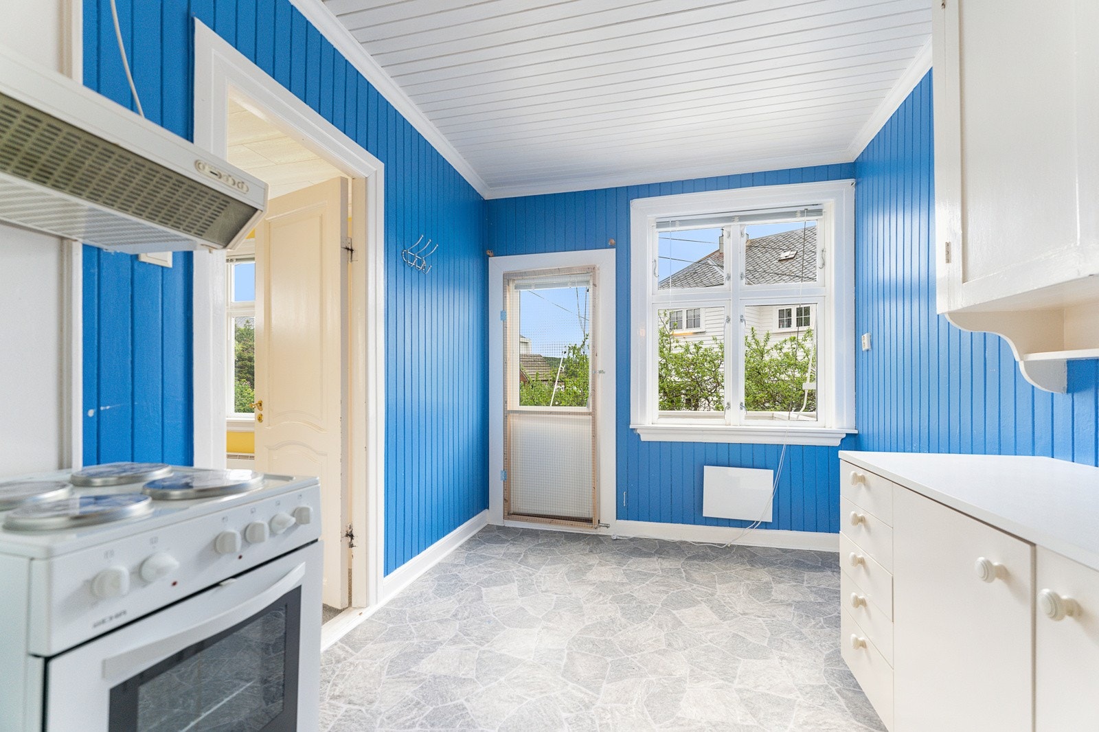 Leilighet 1 i 2 etg. - kjøkken med utgang til veranda Galleribilde