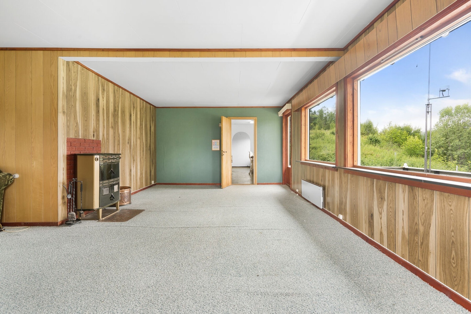 Romslig stue med store vindusflater. Galleribilde