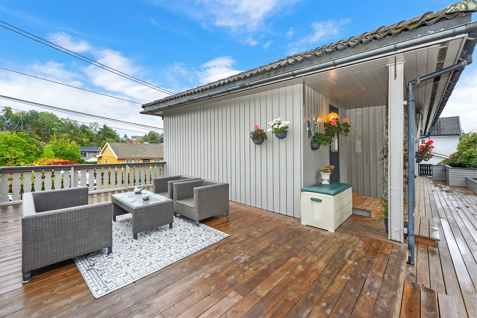Terrassen ligger godt skjermer for innsyn, og det er ingen gjennomgangstrafikk forbi. Galleribilde