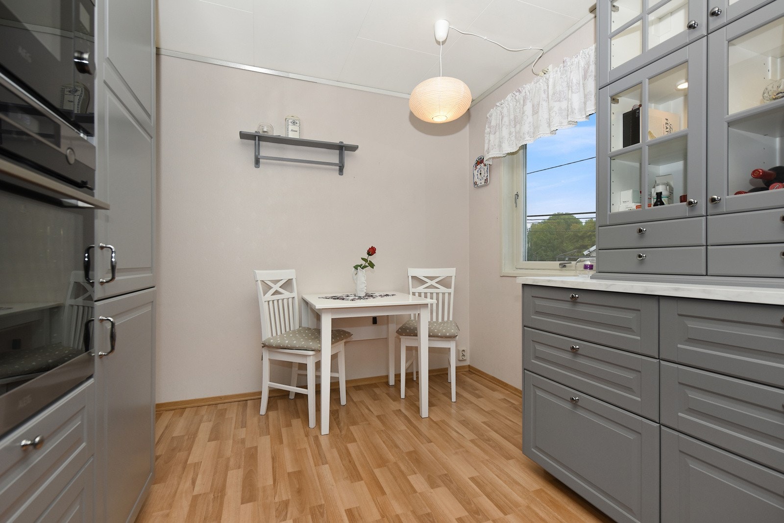 De integrerte hvitevarene består av komfyr og mikrobølgeovn i praktisk arbeidshøyde, oppvaskmaskin, induksjonstopp og kjøl/frys (komfyr og mikrobølgeovn er ca. 3 år gammelt). Galleribilde