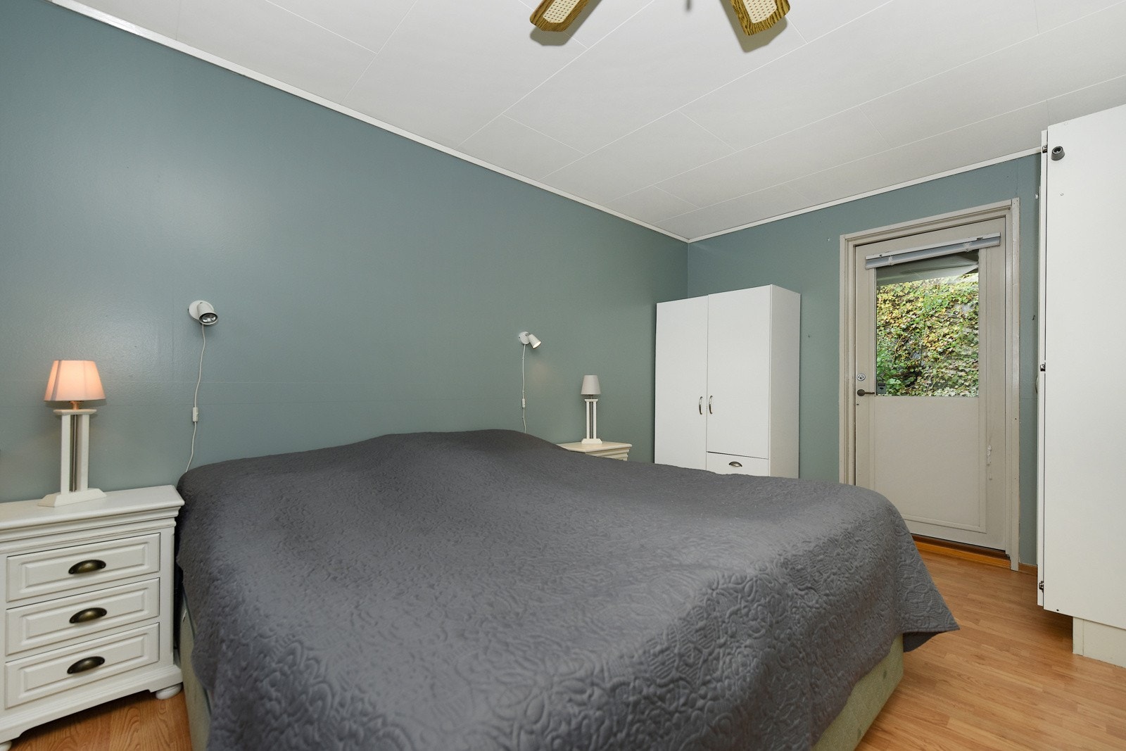 Hovedsoverommet er stort med god plass til dobbeltseng, og det er garderobe i rommet. Her kan man sove med døren åpen, da det er dør ut mot terrassen. Galleribilde