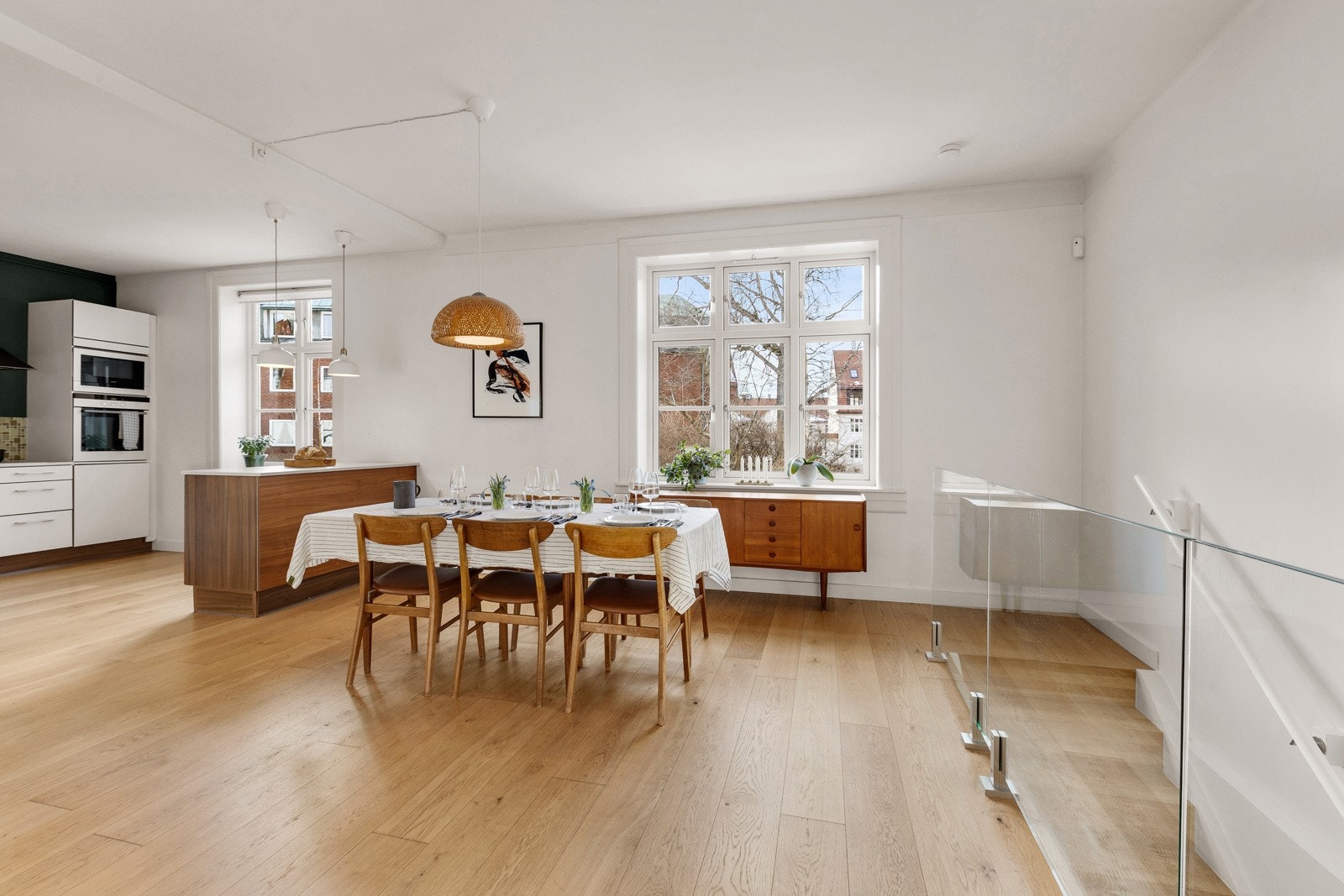 Leiligheten har en super planløsning hvor du har god plass til hele familien rundt spisebordet som er tilknyttet kjøkkenet. Galleribilde