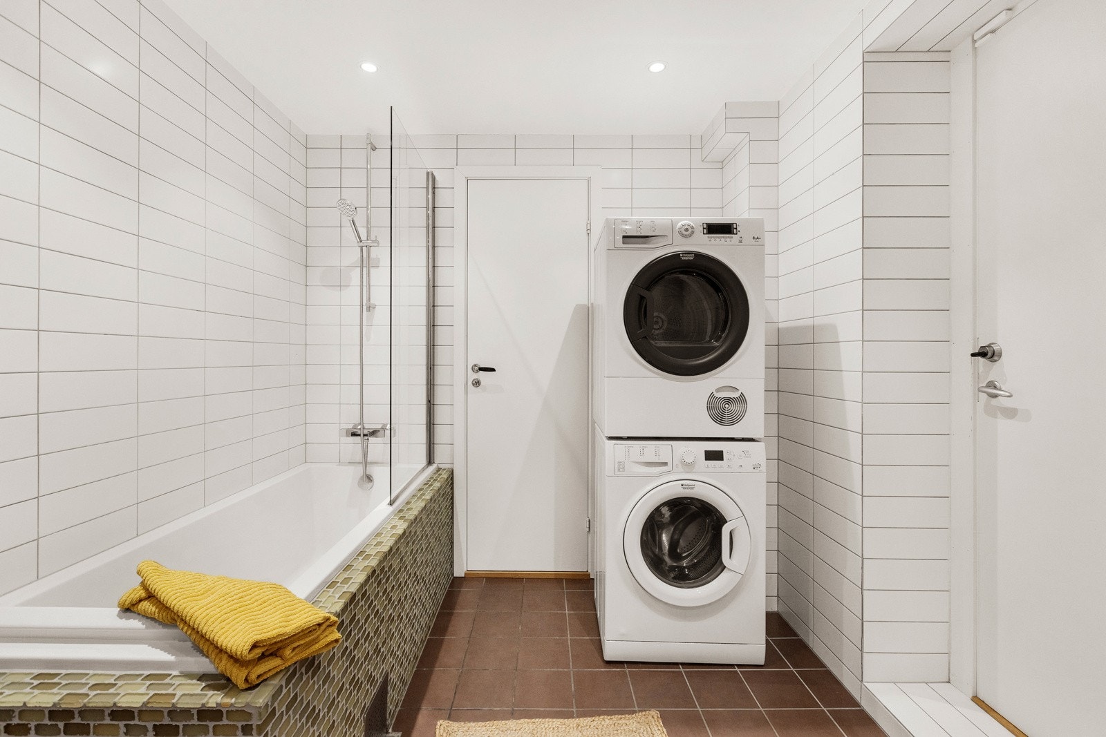 Baderommet i underetasjen oppleves som noe romsligere enn badet på øvre plan. Galleribilde
