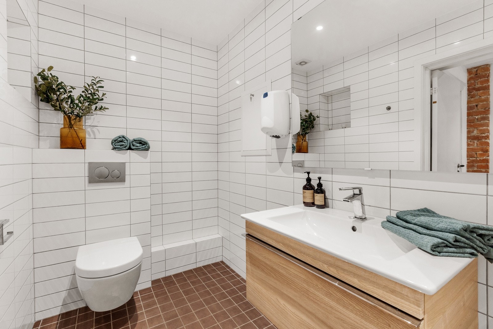 Badet i første etasje er veldig romslig og pusset opp i 2017. Galleribilde