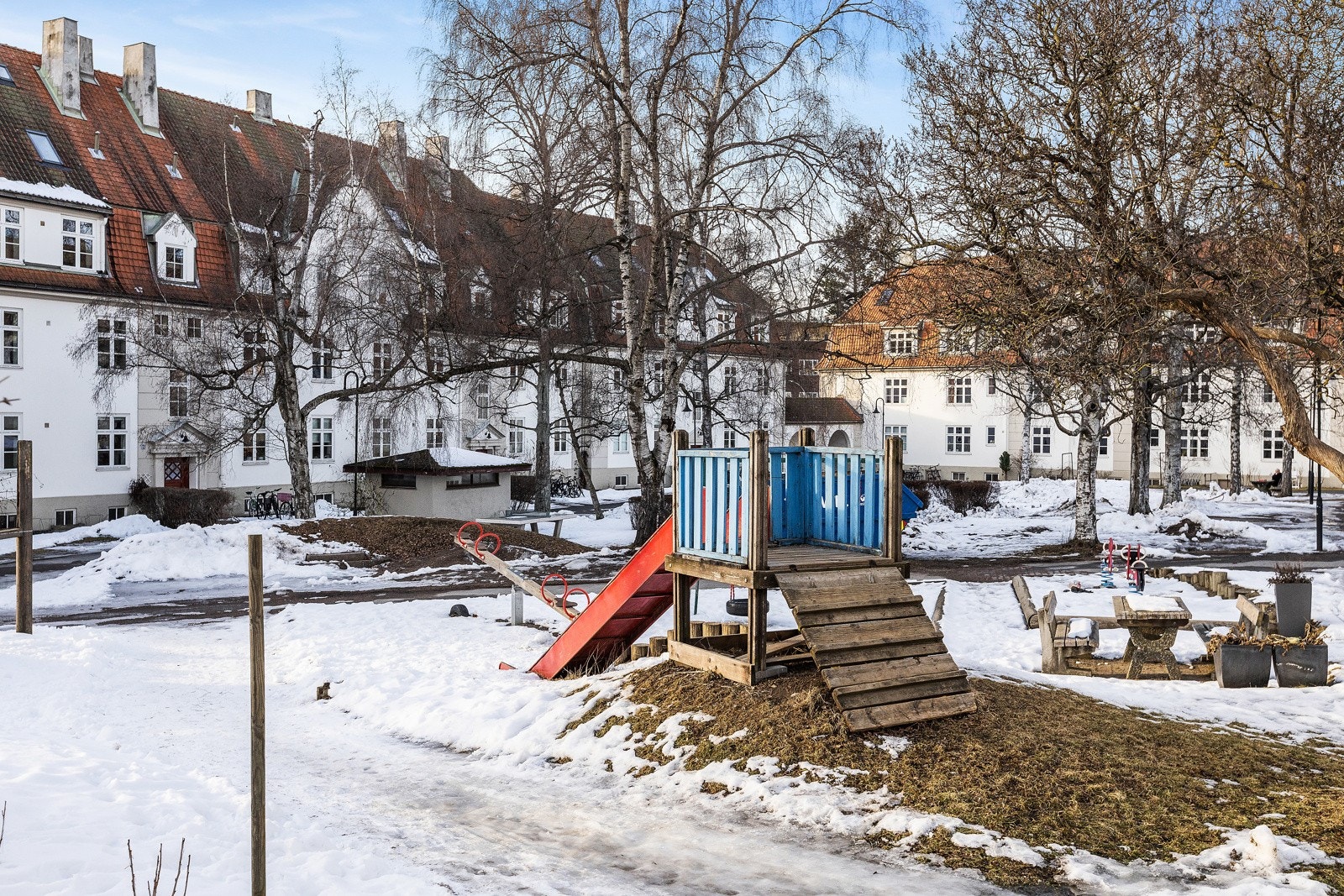 Hyggelig felles bakgård med mange sitteplasser og ulike seksjoner for barna hvor de kan sosialiseres og ha det gøy med naboer. Galleribilde