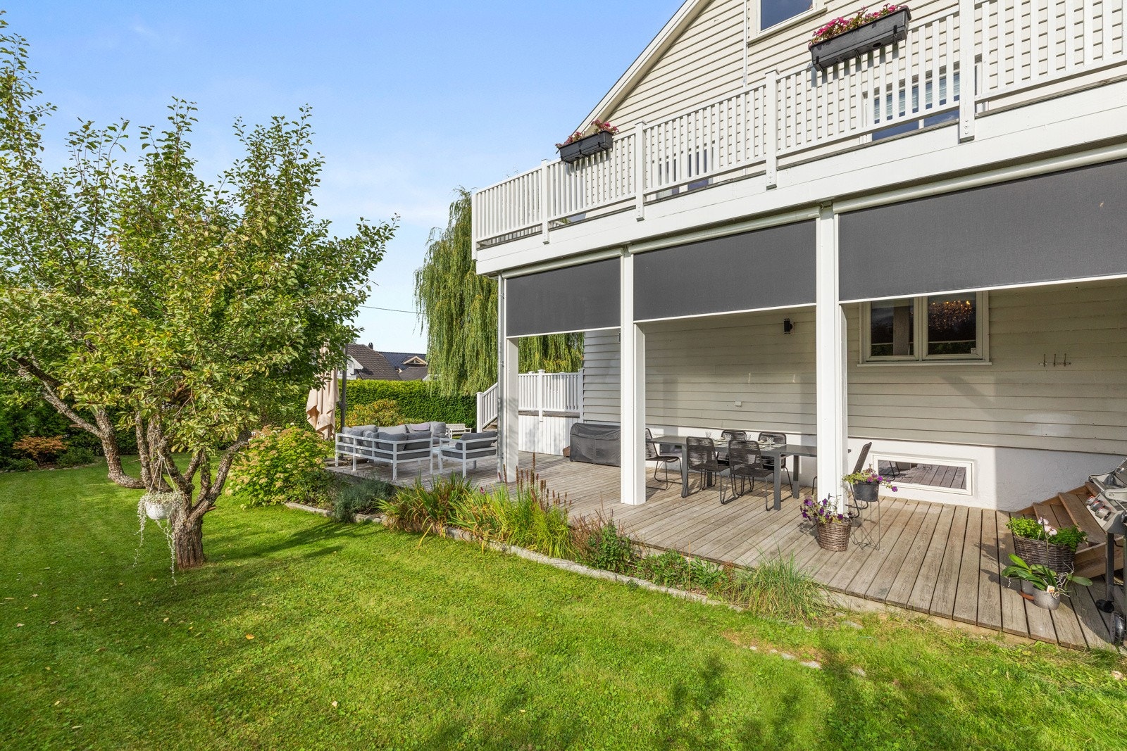 Solskjerming med elektrisk motor, installert i 2019. Galleribilde