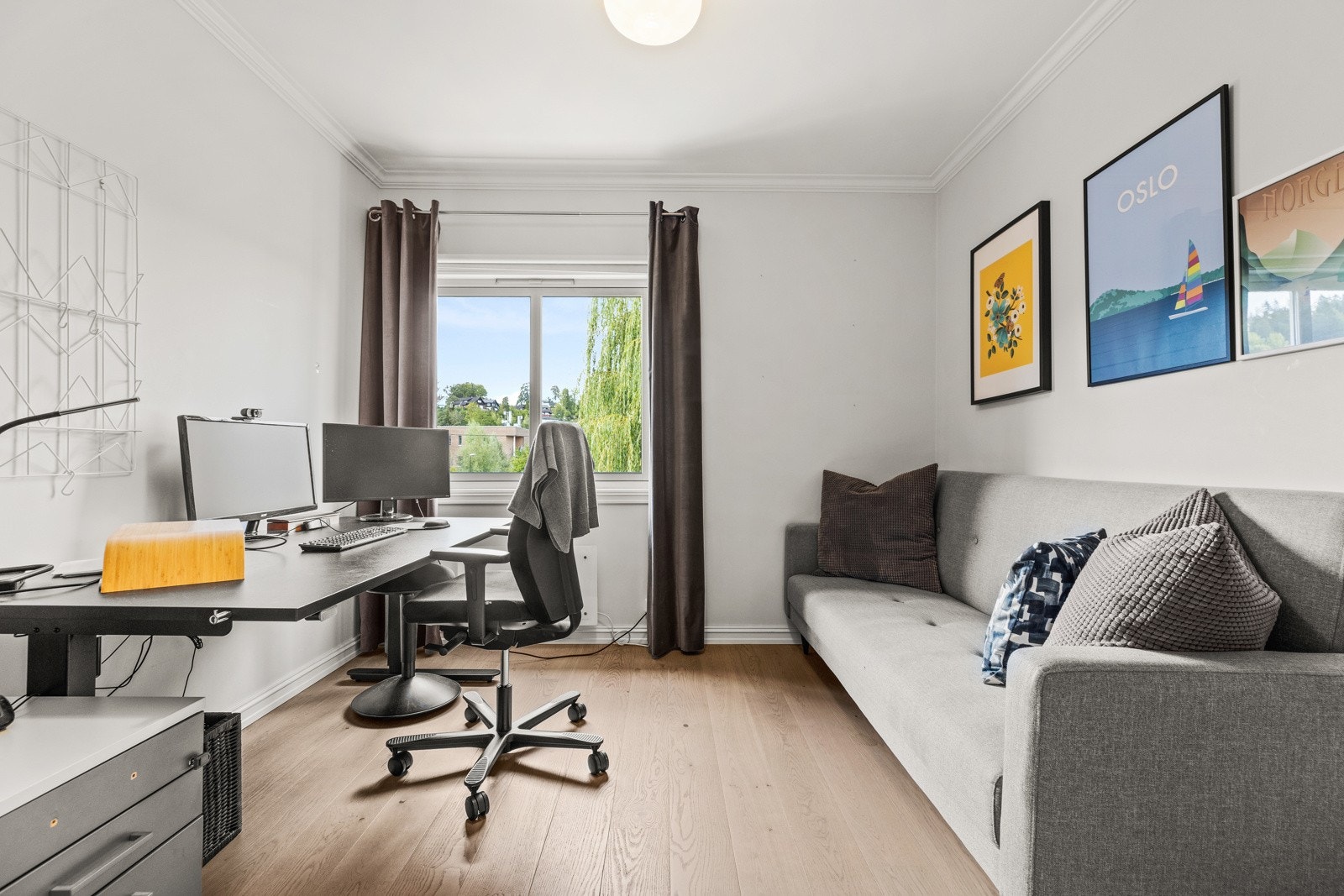 Boligen inneholder hele fem soverom. En stor mastersuite, og fire fine barne- ungdom eller gjesterom. Galleribilde