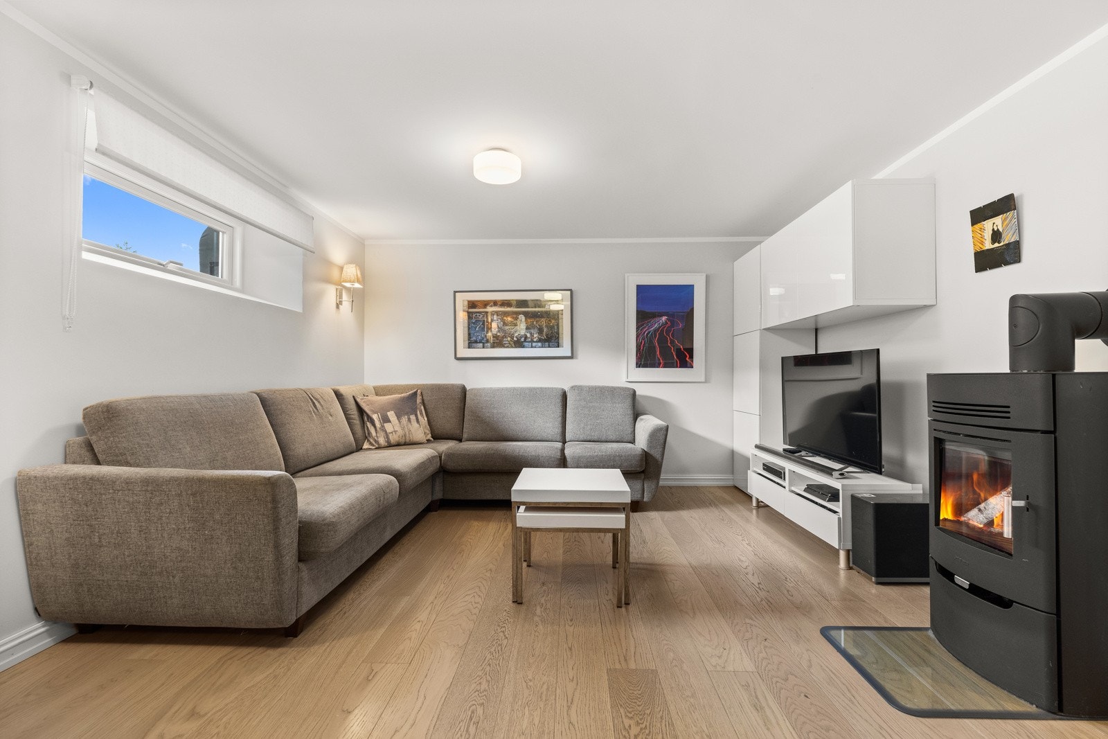 Romslig kjellerstue med stålpeis og gode møbleringsmuligheter. Galleribilde