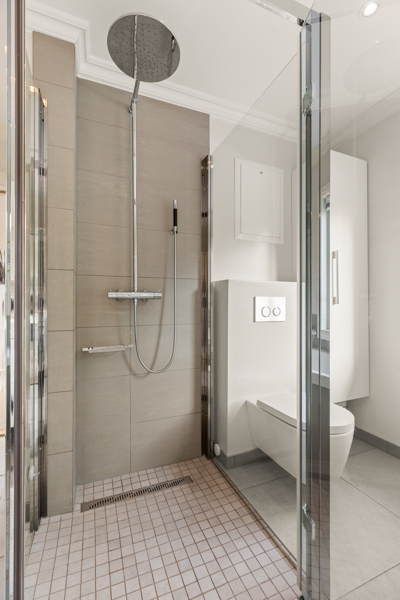 Badet ble pusset opp i 2016 og har et gjennomført interiør som innbyr til velvære. Galleribilde