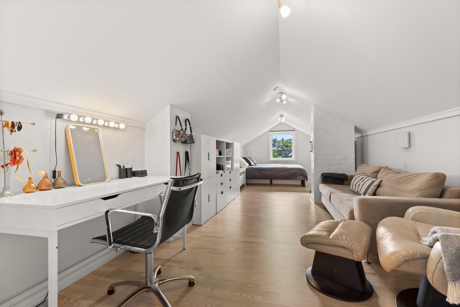 Loftstuen egner seg utmerket som f.eks. oppholdsrom for barna eller hobbyrom. Galleribilde