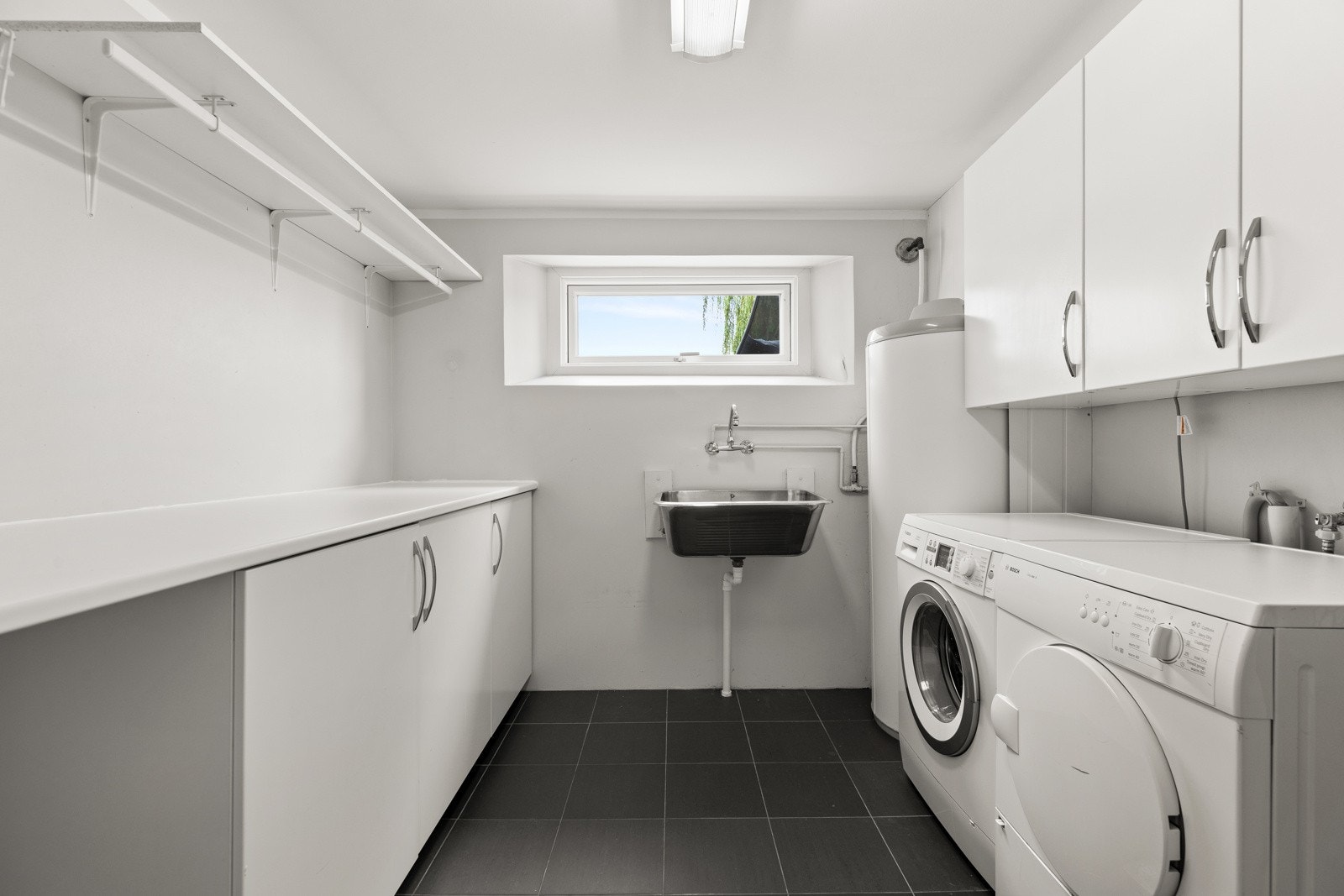 Praktisk vaskerom i kjelleretasje, overflateoppusset i 2014. Galleribilde