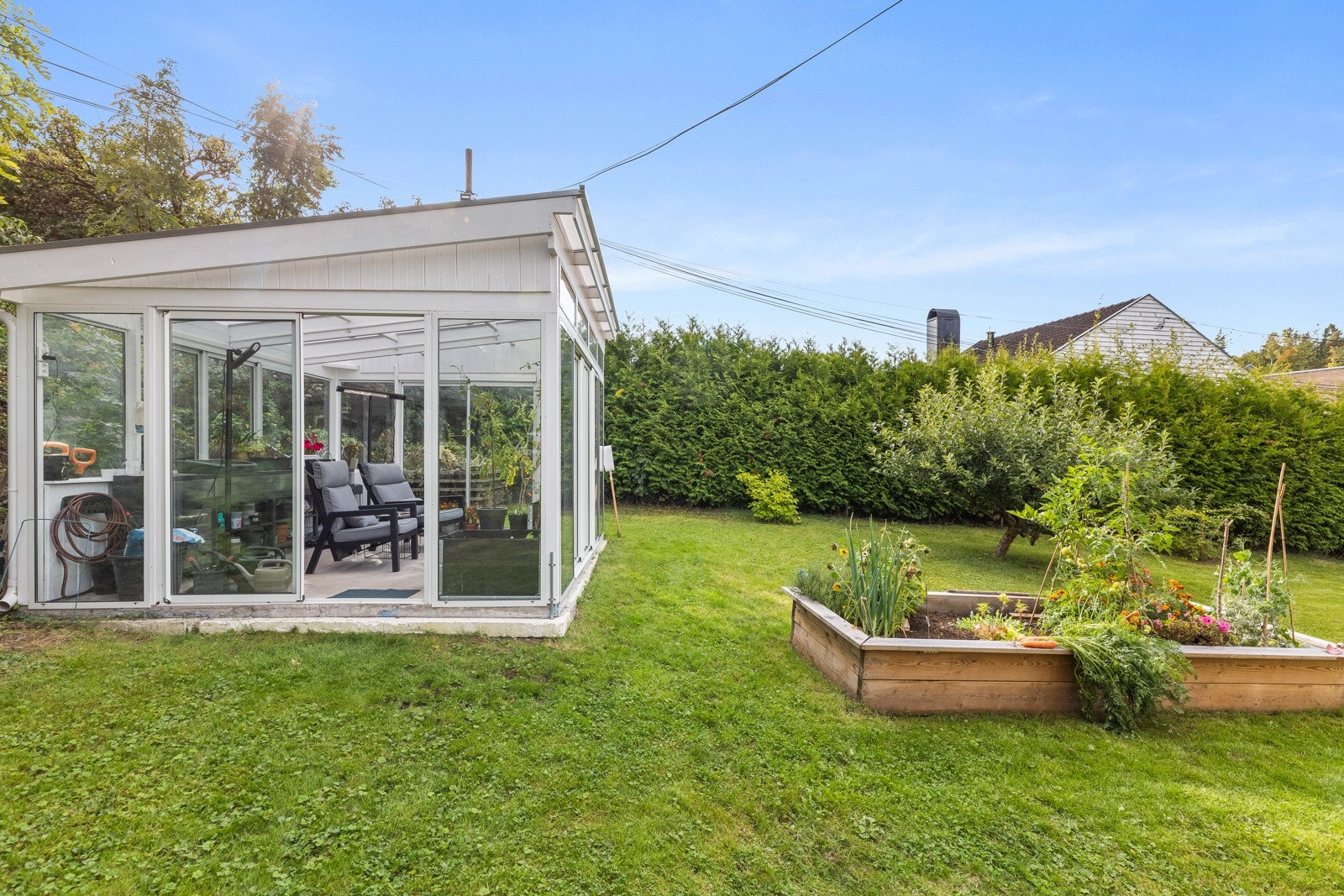 Hagen er pent opparbeidet med gressplen, trær, prydbusker, frukttrær og bærbusker. I 2021 ble det satt opp en hagestue/drivhus fra Willab Garden på ca. 14 kvm. Galleribilde